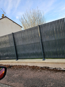Photo de galerie - Clôture rigides sur muret avec lames brise vues. 