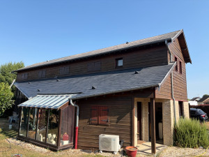 Photo de galerie - Remise en peinture d’une toiture en ardoise d’une maison bioclimatique 