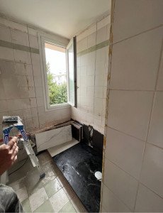 Photo de galerie - Rénovation complète d’une salle de bain avec bac à douche plat et carrelage sol et mur 