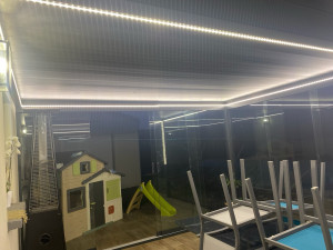 Photo de galerie - Alimentation électrique et pose d un éclairage led sur une pergola bioclimatique 