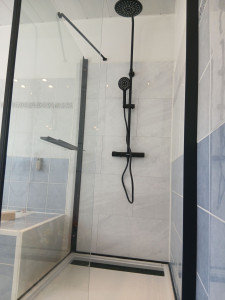 Photo de galerie - Salle de bain. cabine de douche brico cash adapté 