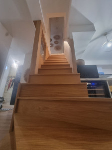Photo de galerie - Réalisation d'un escalier avec dressing intégré  pour une optimisation de l'espace de rangement et conservant un aspect esthétique contemporain. 