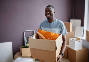 Photo de galerie - Là c’est le rangement de quelques cartons sont déjà scotchés et étiquetés, posés lors d’une aide de déménagement 