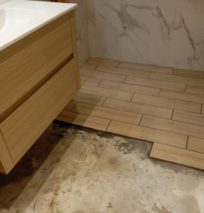 Photo de galerie - Carrelage de SDB imitation parquets 