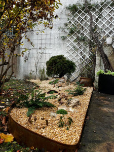 Photo de galerie - Création d’un massif planté type rocaille - bordure + vegetaux 