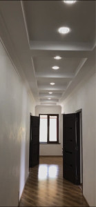 Photo de galerie - Couloir avec plafond flottant