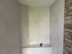 Photo de galerie - Réalisation d'une salle de bain; faïence toute périphérie , carreaux blanc format 40x90 + banc ( assise crée en wedi ) 