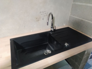 Photo de galerie - Installation d'un plan de travail, découpe pour encastrer un évier à simple bac avec robinet et vidage.