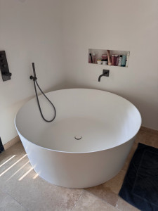Photo de galerie - Installation professionnelle d’une baignoire îlot avec vue d’exception. Finitions impeccables, travail soigné et matériaux de qualité. Contactez-nous pour vos projets de rénovation et d’aménagement de salle de bains. ?✨