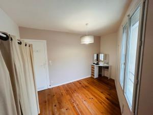 Photo de galerie -  Après : Rénovation de la totalité des peintures blanc satiné et beige satiné. Déplacement d’un radiateur, et d’une ligne électrique pour des prises électriques  