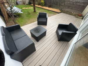 Photo de galerie - Aménagements paysagers (terrasse composite + massif végétalisé)