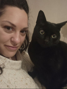 Photo de galerie - Les chats ont toujours faire partie de ma vie. Voici mon beau chat noir que j'ai accueilli et soigné lorsqu'il s'est invité chez moi il y a 4 ans. Il était gravement blessé et traumatisé. On s'est adoptés mutuellement. Il a une belle vie désormais.