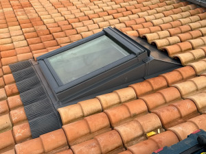 Photo de galerie - Remplacement d’un velux sur toiture faible pente 