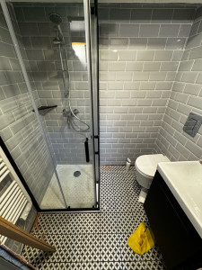 Photo de galerie - Réalisation d’une salle de bain de A à Z dans le cadre d’une rénovations (pause de la cloison- plomberie-évacuation-carrelage-faïence-pause du sanitaire-douche) 