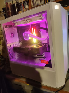 Photo de galerie - Dernier montage d'un pc gamer équipé d'une RTX 5060 ti 16 Go , d'un Ryzen 7 7700 épaulé de 32 Go de DDR5 et d'un kit watercooling 

tour RGB 


