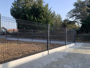 Photo de galerie - Clôture rigide plus soubassement, béton