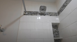 Photo de galerie - Pose d'insert (niche) carrelé lors d'une rénovation complète d'une salle de bain