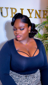 Photo de galerie - Pose frontale, coiffure et maquillage by Urlyne 