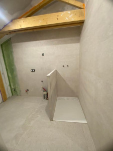 Photo de galerie - Pose de carrelage grand format : sol en 120 × 120 cm et murs en 120 × 45 cm. Calepinage précis, alignement parfait, découpes soignées et finitions haut de gamme. Salle de bain réalisée dans les règles de l’art.