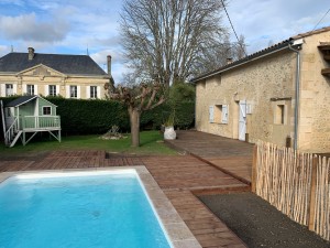 Photo de galerie - Pose de margelle pierre et terrasse  bois piscine