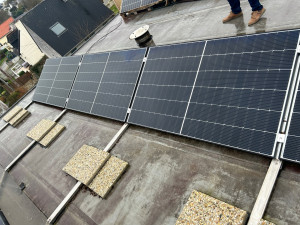 Photo de galerie - Installation de 8 panneaux photovoltaïques sur un toit plat à plougonvelin 