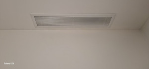 Photo de galerie - Pose de grille de soufflage gainable chez un client.