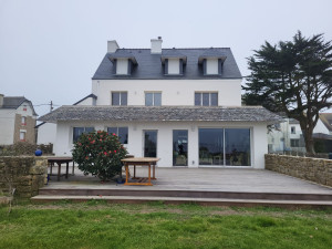 Photo de galerie - Réfection totale  couverture ardoise  et création  des chiens assis. 