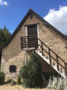 Photo de galerie - Restauration d'une ancienne bergerie : dépose du mortier ciment, reprise de mur en partie effondré, rejointoiement de pierre (chaux / sable), maçonnerie de l'escalier et cadre porte, mise en peinture, pose de luminaire.