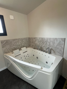 Photo de galerie - Pose d’une baignoire jacuzzi double avec habillage mural