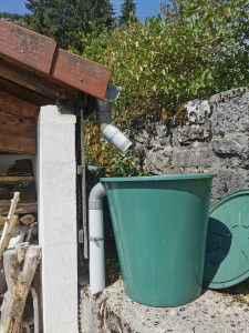Photo de galerie - Fabrication d'une récupérateur d'eau de pluie avec trop-plein. 