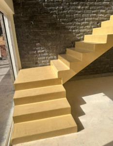 Photo de galerie - Béton ciré crème sur escalier ✨