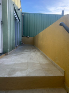 Photo de galerie - Enduit couleur façade avec pose de carrelage terrasse