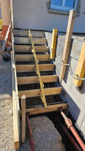 Photo de galerie - Réalisation d'un coffrage et ferraillage sur-mesure pour un escalier en béton armé. Un travail technique et précis pour garantir une structure robuste et durable.