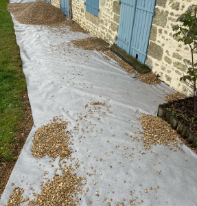 Photo de galerie - Décaissement + géotextile avec recouvrement de galets de Seine
