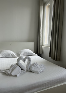 Photo de galerie - Préparation Airbnb : lit propre et présentation soignée avec pliage de serviettes