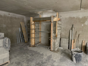 Photo de galerie - Montage de bloc béton creux et pleins, pour une gaine puis création de linteau 