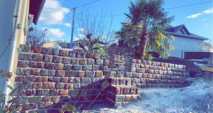 Photo de galerie - Mur en pierre avec escalier incorporé 