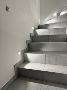 Photo de galerie - Ajout de spot escalier à détecteur que j’ai transformé d’un simple va & vien a un détecteur de mouvement 