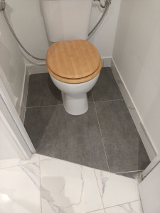 Photo de galerie - Des finitions impeccables pour un résultat qui fait la différence.
Pose de plinthes en carrelage réalisée avec précision pour une finition élégante, durable et soignée.
Vous avez un projet de rénovation ou de le construction ?
n'hésitez pas à me contactez