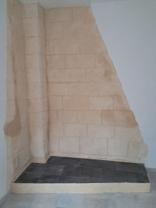 Photo de galerie - Reprise en fausses pierres 
reprise en carrelage 
après avoir cassé la cheminee