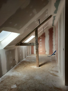 Photo de galerie - Réalisation aménagement de grenier ferraillage,isolation,pose placo,bandes à joint