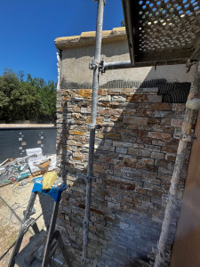 Photo de galerie - Réalisation d’un mur en carrelage effet pierre, avec une pose soignée et des finitions propres. Idéal pour donner un style moderne et chaleureux à votre intérieur ou extérieur.