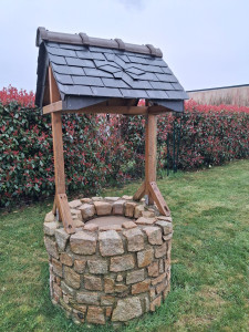 Photo de galerie - Puits en pierre et toiture ardoise ́naturelle.