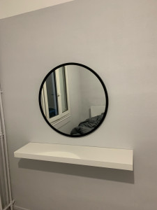 Photo de galerie - Pose étagères et miroir 
