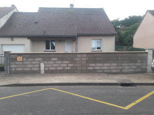 Photo de galerie - Réalisation d'un mur de clôture en parpaings et pose de chapeau 