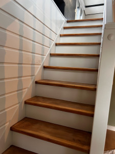 Photo de galerie - Ponçage escalier, peinture escalier, contre marche et vitrification des marches.
