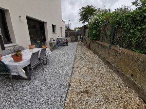 Photo de galerie - Réalisation d’une allée gravillonné sur nid à gravelles plus protéger potager pailler en copeaux de bois 