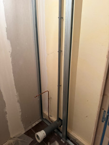 Photo de galerie - Pose d’un doublage placo dans des WC