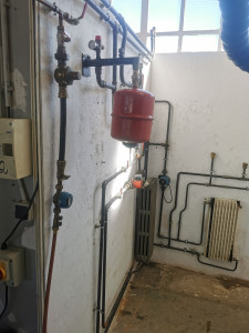 Photo de galerie - Montage d’un chauffage avec une bouteille de découplage, avec deux départs de circuit.