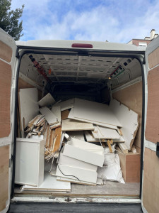 Photo de galerie - Évacuation complète de gravats et déchets de chantier. Travail propre et rapide.